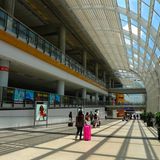 Platz 5: Hongkong (HKG), China  Der Heimatflughafen von Cathay Pacific landet jedes Jahr unter den Top Ten: Mehr als 100 Airlines fliegen den auch unter dem Namen Chek Lap Kok bekannten Flughafen an. Von hier aus geht es allein zu 44 verschiedenen Zielen innerhalb Chinas. In diesem Jahr siegt der Airport auch in der Kategorie "World’s Best Airport Immigration Service".