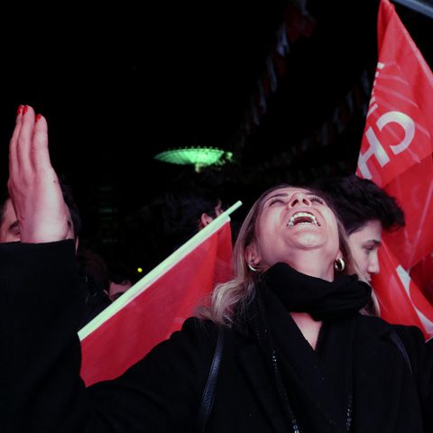 Anhänger der Oppostionspartei "CHP" freuen sich in Ankara über Präsident Recep Tayyip Erdogans Abstrafung