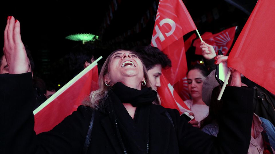 Anhänger der Oppostionspartei "CHP" freuen sich in Ankara über Präsident Recep Tayyip Erdogans Abstrafung