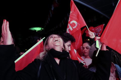 Anhänger der Oppostionspartei "CHP" freuen sich in Ankara über Präsident Recep Tayyip Erdogans Abstrafung