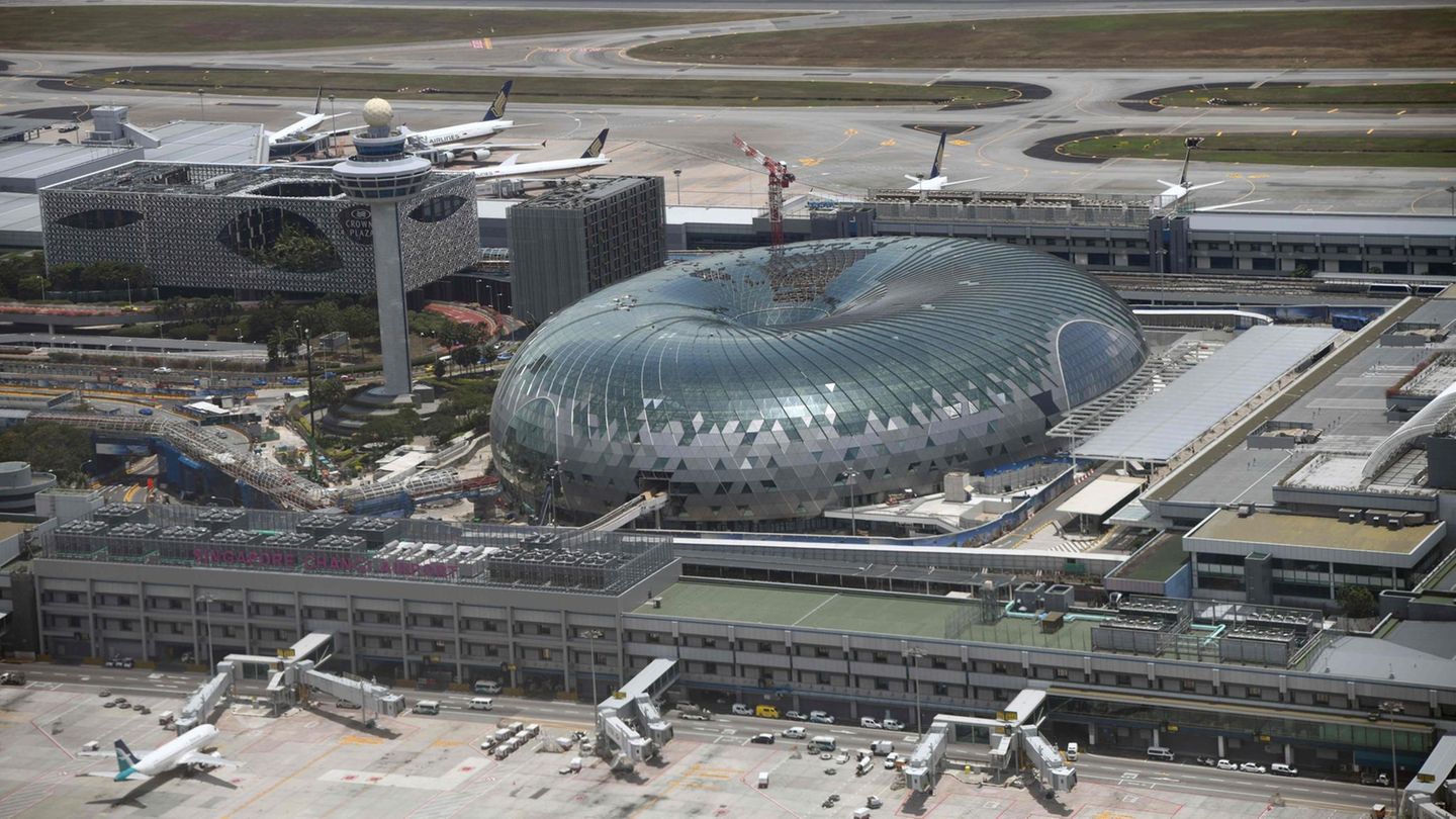 Platz 1: Singapore Changi (SIN), Singapur  Wie im Vorjahr steht bei den World Airport Awards wieder der Flughafen des Stadtstaates Singapur auf dem Siegertreppchen. Der Changi Airport ist damit der beste von insgesamt 550 internationalen Flughäfen, die zur Wahl standen. In Changi haben Singapore Airlines ihr Drehkreuz. Der Flughafen wird von 80 internationalen Airlines angesteuert.