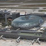 Platz 1: Singapore Changi (SIN), Singapur  Wie im Vorjahr steht bei den World Airport Awards wieder der Flughafen des Stadtstaates Singapur auf dem Siegertreppchen. Der Changi Airport ist damit der beste von insgesamt 550 internationalen Flughäfen, die zur Wahl standen. In Changi haben Singapore Airlines ihr Drehkreuz. Der Flughafen wird von 80 internationalen Airlines angesteuert.