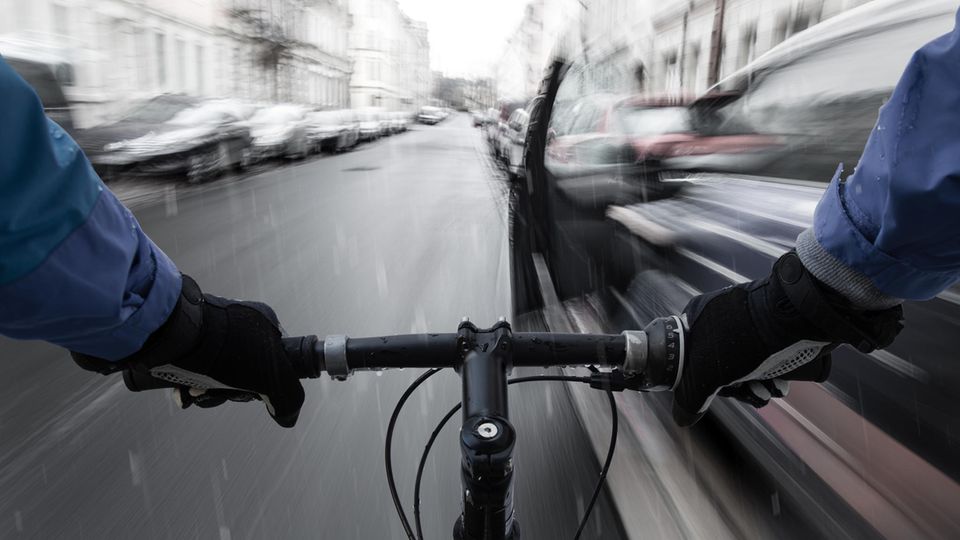 Radfahrern schützt die Umwelt - ist aber nicht ungefährlich.