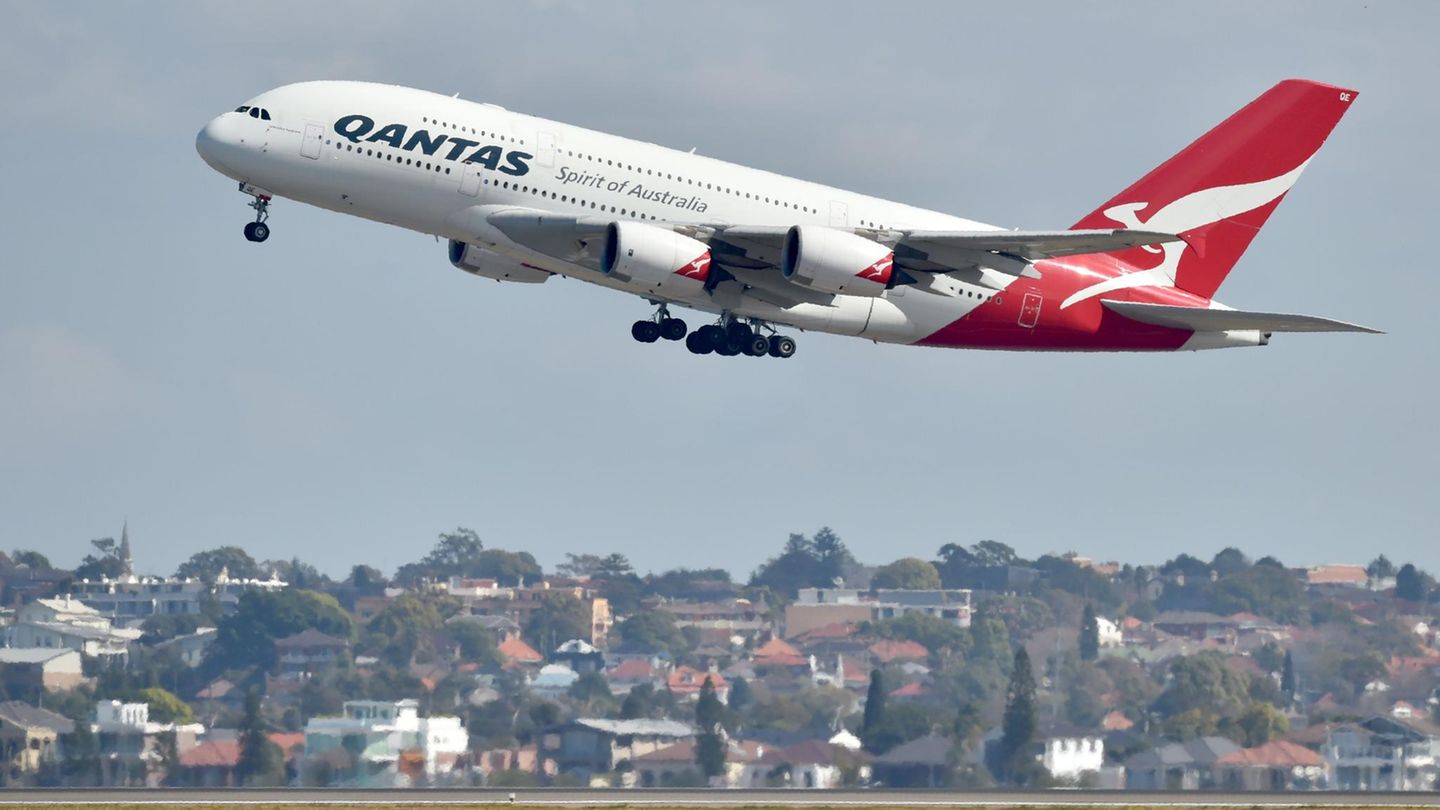 Ein Airbus A380 der Qantas beim Start