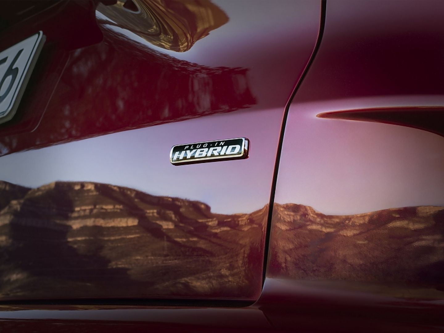 Der Kuga Plug-in-Hybrid hat eine Systemleistung von 166 kW / 225 PS und eine rein elektrische Reichweite von rund 50 Kilometern