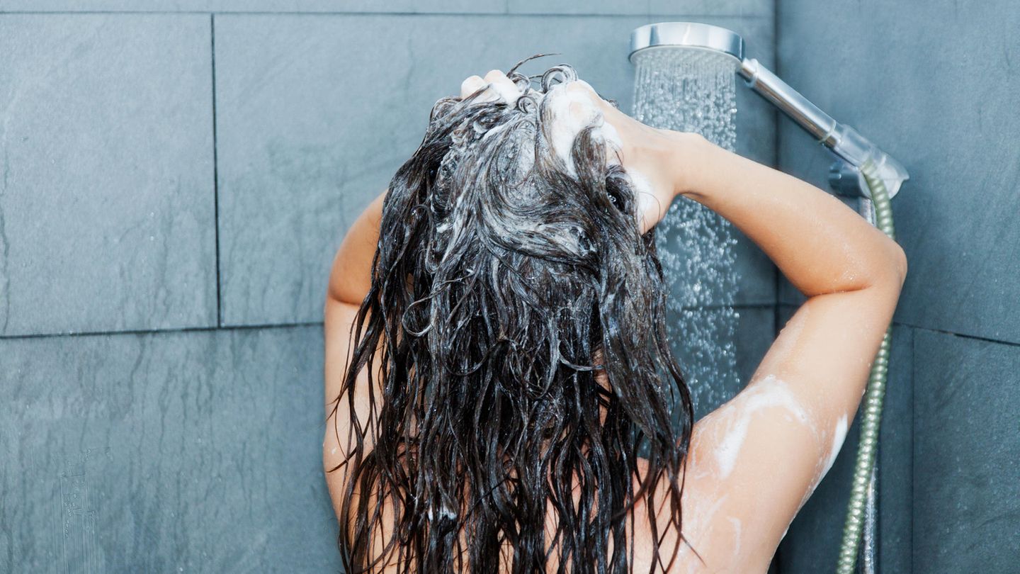 Haarpflege: Eine Frau wäscht sich die Haare unter der Dusche