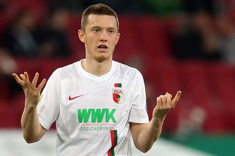 Was habe ich getan? Michael Gregoritsch ist ratlos, warum er in letzter Minute mit einem Handspiel RB Leipzig den entscheidenden Elfmeter ermöglichte.