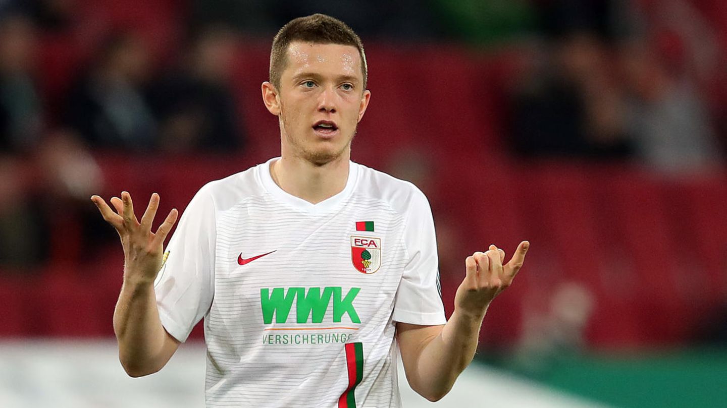 Was habe ich getan? Michael Gregoritsch ist ratlos, warum er in letzter Minute mit einem Handspiel RB Leipzig den entscheidenden Elfmeter ermöglichte.