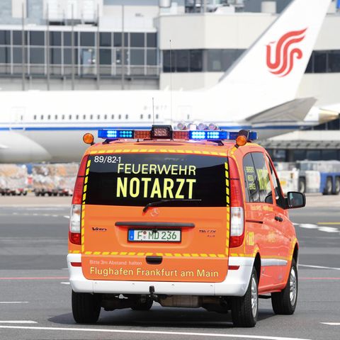 Ein Notarztwagen der Flughafen-Feuerwehr auf dem Flughafen Frankfurt im Einsatz