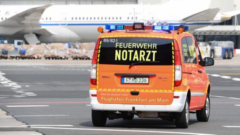 Ein Notarztwagen der Flughafen-Feuerwehr auf dem Flughafen Frankfurt im Einsatz