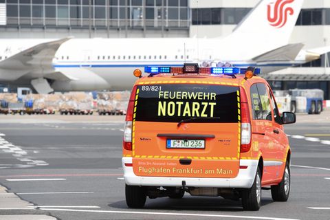 Ein Notarztwagen der Flughafen-Feuerwehr auf dem Flughafen Frankfurt im Einsatz