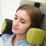 Kategorie: Passagierkomfort–Hardware  95 Prozent alle Passagiere fliegen in der Economy Class. Auf langen Nachtflügen kippt beim Schlafen im Sitzen der Kopf stets zur Seite, wenn man nicht ein "Nackenhörnchen" dabei hat. Der deutsche Sitzhersteller Recaro hat jetzt einen Sitz mit der "Abrazo Headrest" entwickelt, der im Kopfteil über eine Nackenstütze und bewegliche Sitz- und Rückenpolster verfügt – so lässt es sich auf langen Flügen besser schlummern.