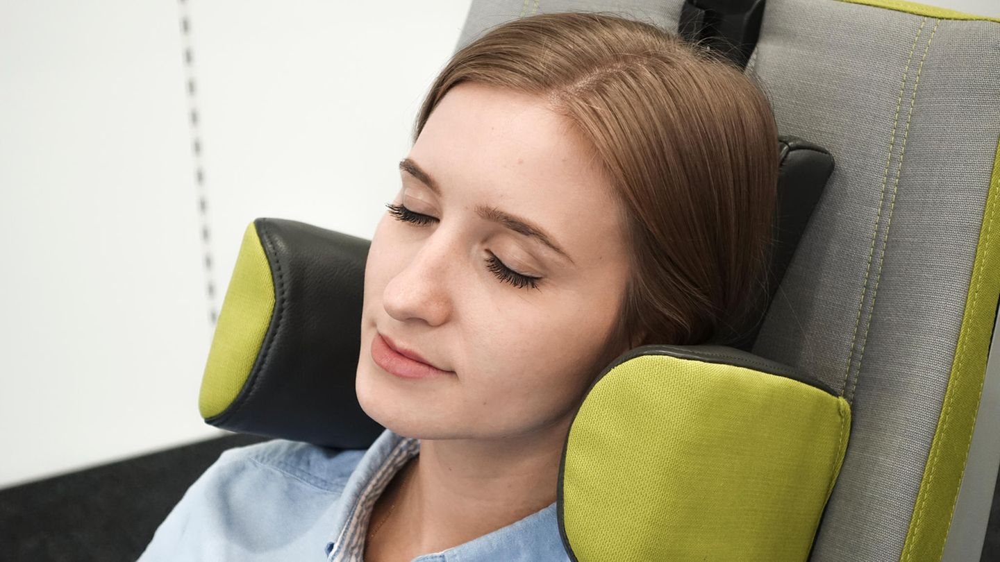 Crystal Cabin Awards 2019: Kategorie: Passagierkomfort–Hardware 95 Prozent alle Passagiere fliegen in der Economy Class. Auf langen Nachtflügen kippt beim Schlafen im Sitzen der Kopf stets zur Seite, wenn man nicht ein "Nackenhörnchen" dabei hat. Der deutsche Sitzhersteller Recaro hat jetzt einen Sitz mit der "Abrazo Headrest" entwickelt, der im Kopfteil über eine Nackenstütze und bewegliche Sitz- und Rückenpolster verfügt – so lässt es sich auf langen Flügen besser schlummern. Kategorie: Passagierkomfort–Hardware 95 Prozent alle Passagiere fliegen in der Economy Class. Auf langen Nachtflügen kippt beim Schlafen im Sitzen der Kopf stets zur Seite, wenn man nicht ein "Nackenhörnchen" dabei hat. Der deutsche Sitzhersteller Recaro hat jetzt einen Sitz mit der "Abrazo Headrest" entwickelt, der im Kopfteil über eine Nackenstütze und bewegliche Sitz- und Rückenpolster verfügt – so lässt es sich auf langen Flügen besser schlummern.