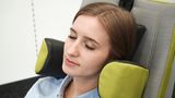 Kategorie: Passagierkomfort–Hardware  95 Prozent alle Passagiere fliegen in der Economy Class. Auf langen Nachtflügen kippt beim Schlafen im Sitzen der Kopf stets zur Seite, wenn man nicht ein "Nackenhörnchen" dabei hat. Der deutsche Sitzhersteller Recaro hat jetzt einen Sitz mit der "Abrazo Headrest" entwickelt, der im Kopfteil über eine Nackenstütze und bewegliche Sitz- und Rückenpolster verfügt – so lässt es sich auf langen Flügen besser schlummern.