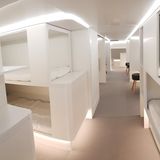 Kategorie: Kabinenkonzepte  Sieger in dieser Kategorie ist Airbus mit den "Lower Deck Pax Experience" Modulen: Im unteren Teil des Rumpfes, wo sonst Cargo-Container transportiert werden, wird zusätzlicher Platz für Passagiere geschaffen, den auch Gäste der Economy Class dazubuchen können: Denkbar sind Bereiche für Schlafkojen, Lounge und Spielflächen. Einziges Manko: Die Höhe im Unterdeck beträgt nur 1,60 Meter.
