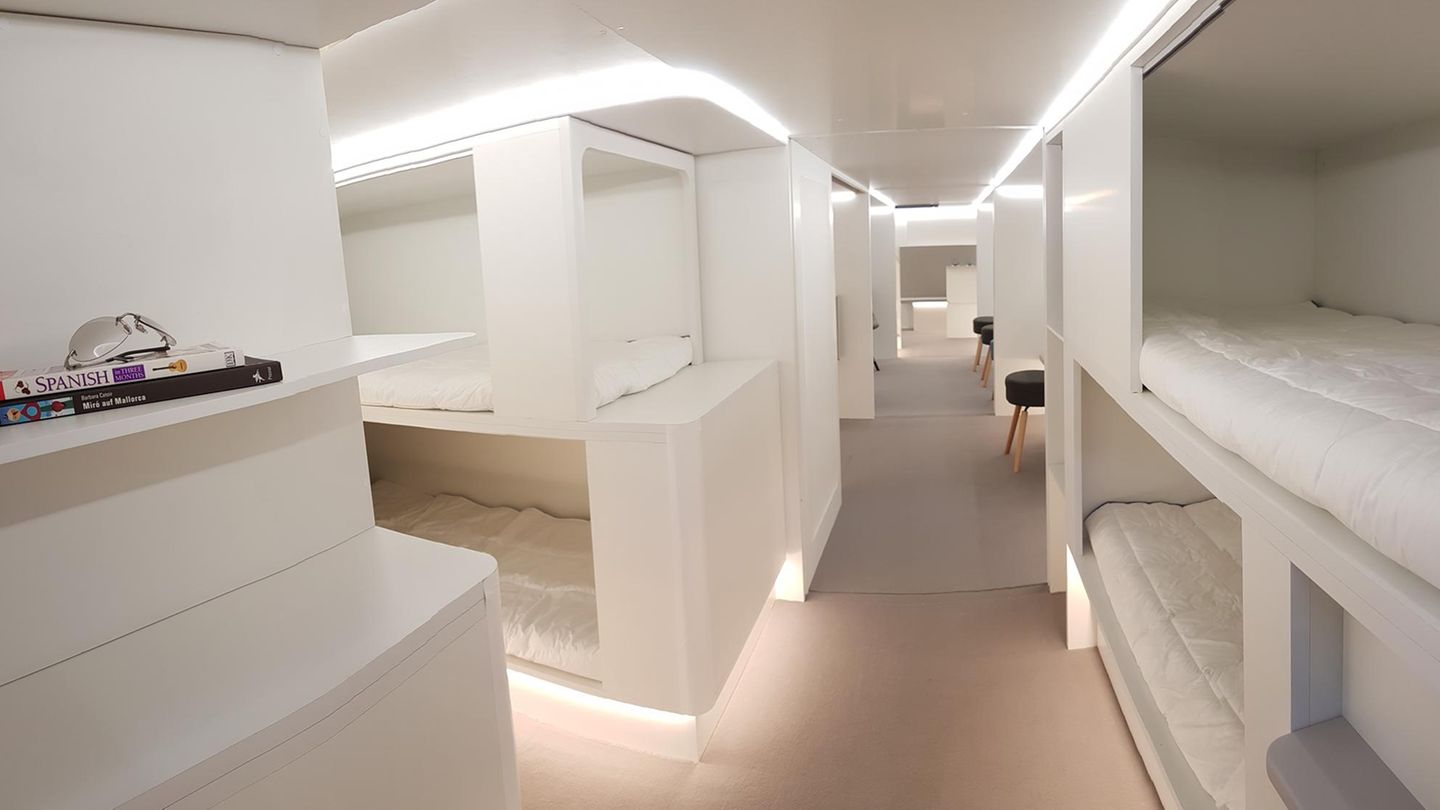 Crystal Cabin Awards 2019: Kategorie: Kabinenkonzepte Sieger in dieser Kategorie ist Airbus mit den "Lower Deck Pax Experience" Modulen: Im unteren Teil des Rumpfes, wo sonst Cargo-Container transportiert werden, wird zusätzlicher Platz für Passagiere geschaffen, den auch Gäste der Economy Class dazubuchen können: Denkbar sind Bereiche für Schlafkojen, Lounge und Spielflächen. Einziges Manko: Die Höhe im Unterdeck beträgt nur 1,60 Meter. Kategorie: Kabinenkonzepte Sieger in dieser Kategorie ist Airbus mit den "Lower Deck Pax Experience" Modulen: Im unteren Teil des Rumpfes, wo sonst Cargo-Container transportiert werden, wird zusätzlicher Platz für Passagiere geschaffen, den auch Gäste der Economy Class dazubuchen können: Denkbar sind Bereiche für Schlafkojen, Lounge und Spielflächen. Einziges Manko: Die Höhe im Unterdeck beträgt nur 1,60 Meter.