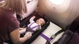 Kategorie: Grünere Kabine/Gesundheit/Sicherheit und Umwelt  Die Skycouch in einigen Reihen der Economy Class gibt es bei Air New Zealand schon länger. Jetzt wurde das fliegende Bett um einige Features erweitert: Spezielle Sicherheitsgurte ermöglichen, dass auch Babys und Kleinkinder sicher auf dem Ausklapp-Bett liegen können.