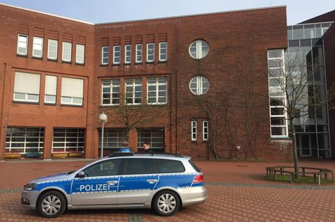 Die Flensburger Polizei blieb auch nach der Festnahme des 17-Jährigen an der Schule vor Ort