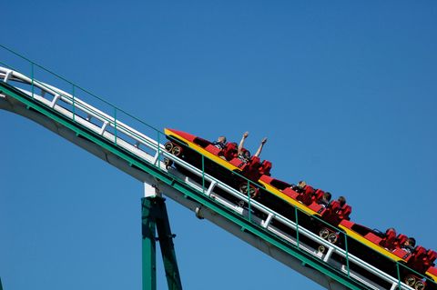 Menschen in einer Achterbahn als Symbolfoto
