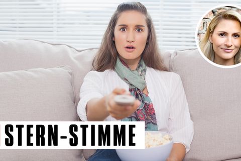 Junge Frau auf dem Sofa mit Popcorn und Fernbedienung