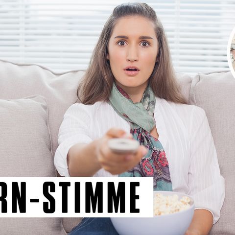 Junge Frau auf dem Sofa mit Popcorn und Fernbedienung