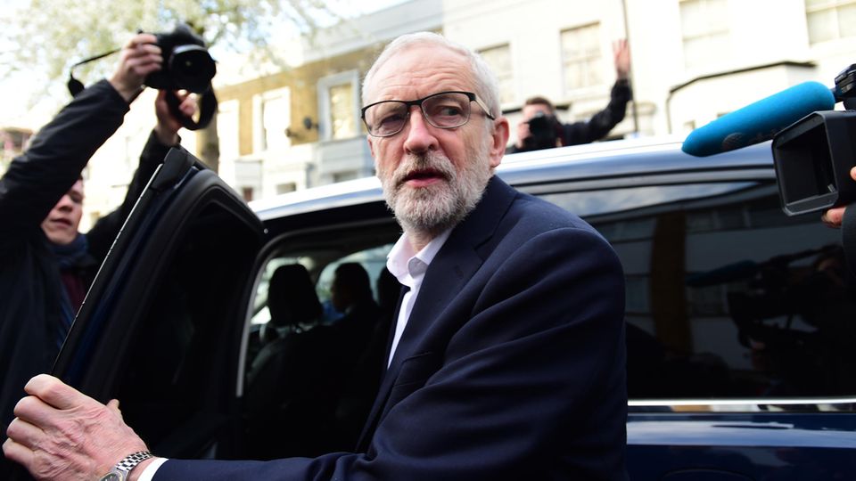 Britische Soldaten nutzen Porträt von Jeremy Corbyn als Zielscheibe für Schießübungen
