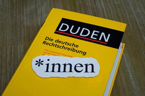 Ein Duden mit Gendersternchen