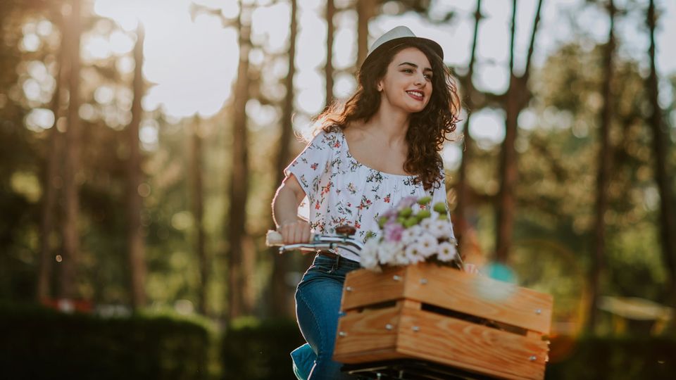 Im Frühling musst du eine Tour mit dem Fahrrad unternehmen Im Frühling musst du eine Tour mit dem Fahrrad unternehmen