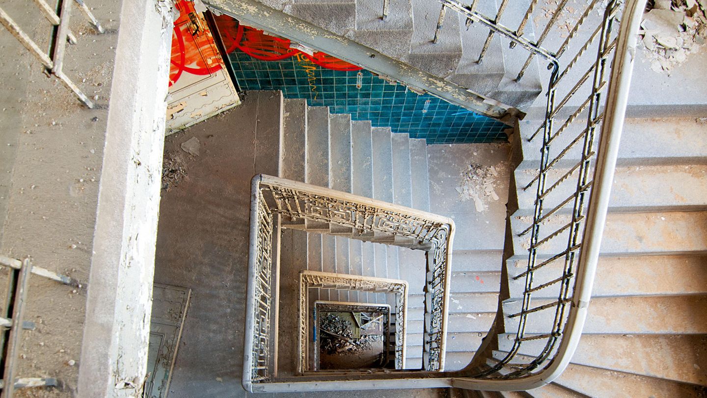 Kinderwagenfabrik in Zeitz  In dem 1908 errichteten und reich verzierten Industriebau waren einst 2000 Menschen mit der Produktion von Kinderwagen beschäftigt. In der DDR hieß das Werk Zekiwa, und ein Teil der Ausstoßes von 450.000 Exemplaren wurden auch an Kaufhäusern im Westen geliefert. Heute steht das denkmalgeschützte Gebäude leer, und die geschrumpfte Firma Zikewa lässt ihre Kinderwagen im Ausland bauen.