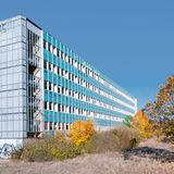 Lehrlingswohnheim in Wittenberg  Am Rande der Lutherstadt Wittenberg steht dieser inzwischen fensterlose und asbestverseuchte Plattenbau, in dem einst ein Teil der 300 Lehrlinge untergebracht waren, die im "VEB Kombinat Agrochemie“ ihre Ausbildung machten. In dem benachbarten Stickstoffwerk arbeiteten in den 70er Jahren 9000 Menschen.