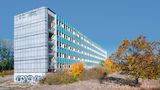 Lehrlingswohnheim in Wittenberg  Am Rande der Lutherstadt Wittenberg steht dieser inzwischen fensterlose und asbestverseuchte Plattenbau, in dem einst ein Teil der 300 Lehrlinge untergebracht waren, die im "VEB Kombinat Agrochemie“ ihre Ausbildung machten. In dem benachbarten Stickstoffwerk arbeiteten in den 70er Jahren 9000 Menschen.