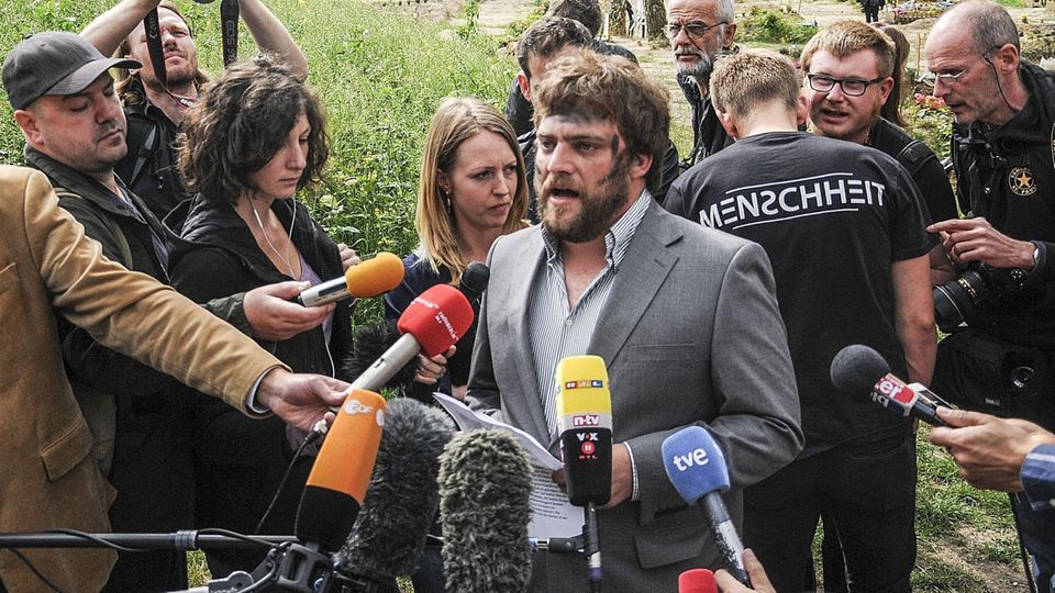Stefan Pelzer 2015 bei einer Aktion des Zentrum für politische Schönheit