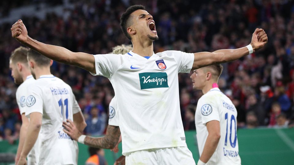 FC Bayern - FC Heidenheim 5:4 - Robert Glatzel jubelt im Pokal-Spiel