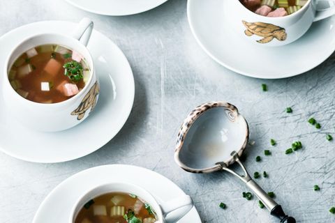 Serviert sieht sie ganz appetitlich aus, die konzentrierte Brühe aus Kalbskopf und Madeira