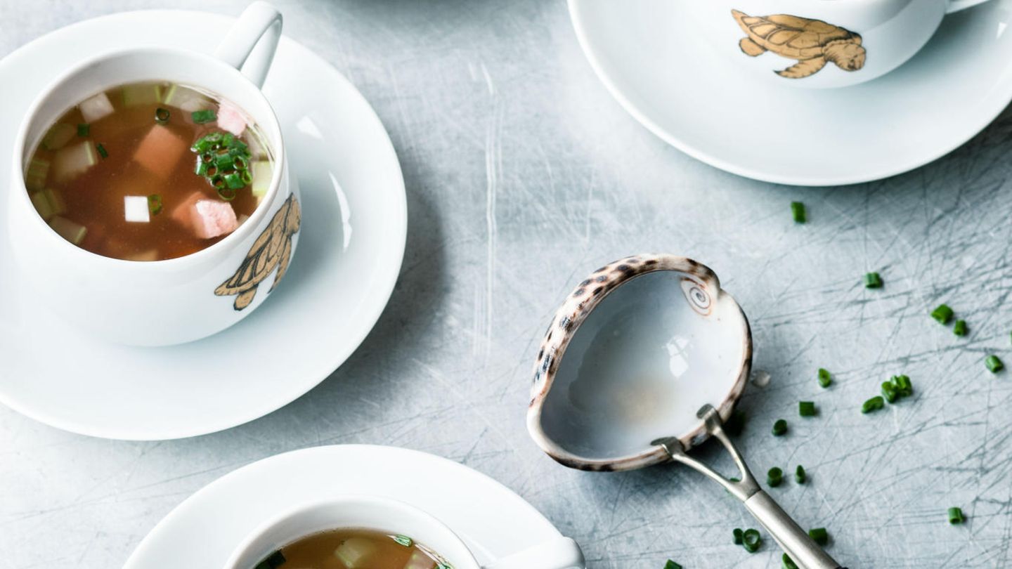 Serviert sieht sie ganz appetitlich aus, die konzentrierte Brühe aus Kalbskopf und Madeira