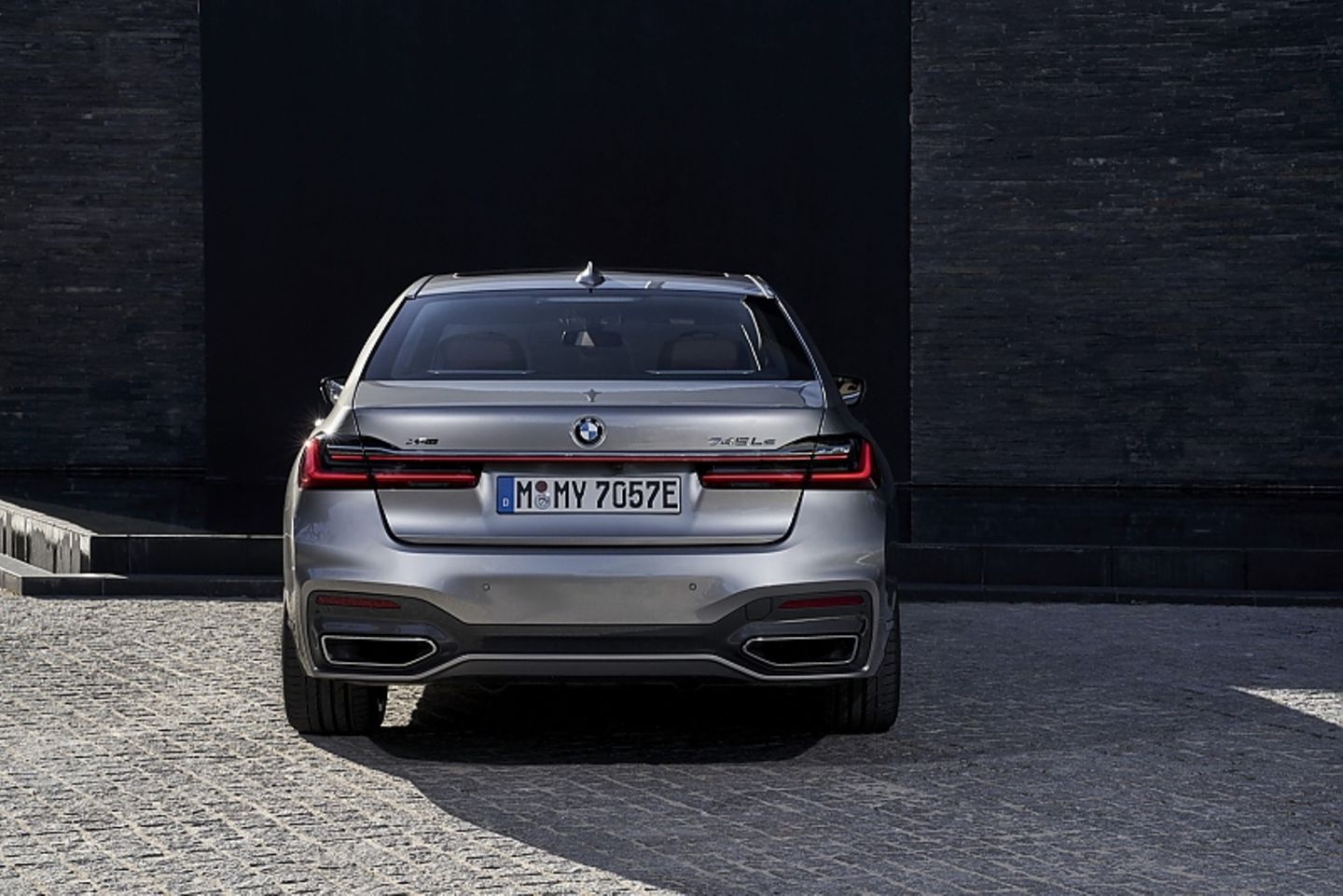 BMW 745 Le xDrive - das schmale Leuchtenband am Heck bieten immer mehr Modelle