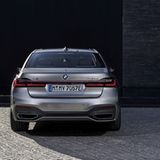 BMW 745 Le xDrive - das schmale Leuchtenband am Heck bieten immer mehr Modelle