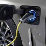 BMW 745 Le xDrive - hier wird geladen