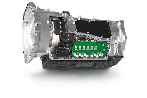Die vierte Generation der ZF Achtgangautomatik hat die Leistungselektronik schon integriert