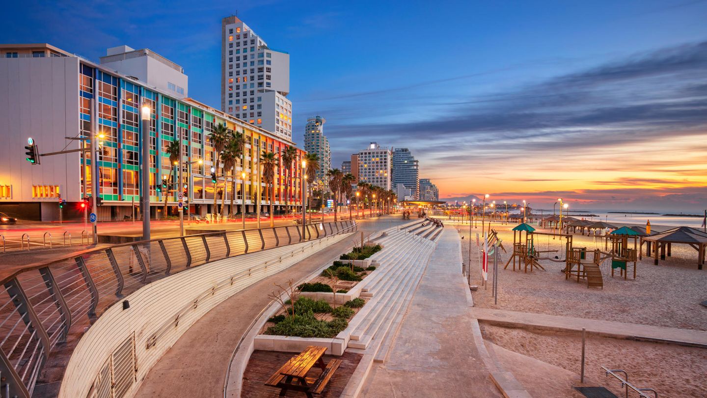 Wer es nicht besser weiß, könnte meinen, er sei in Kalifornien. Denn auch an der Strandpromenade von Tel Aviv treffen sich morgens und abends die hippen Großstädter zum Sehen und gesehen werden, treiben Sport oder Schlendern am Strand entlang.