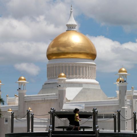 Brunei, Bandar Seri Begawan: Ein Kind geht an der Sultan-Omar-Ali-Saifuddin-Moschee vorüber.