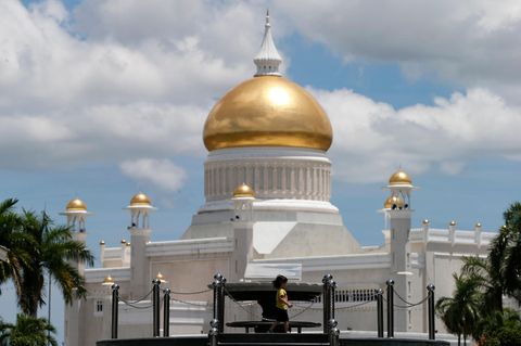 Brunei, Bandar Seri Begawan: Ein Kind geht an der Sultan-Omar-Ali-Saifuddin-Moschee vorüber.