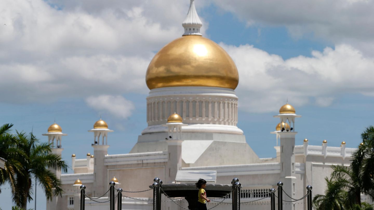 Brunei, Bandar Seri Begawan: Ein Kind geht an der Sultan-Omar-Ali-Saifuddin-Moschee vorüber.