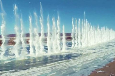 In China wird die Eisoberfläche eines Flusses gesprengt