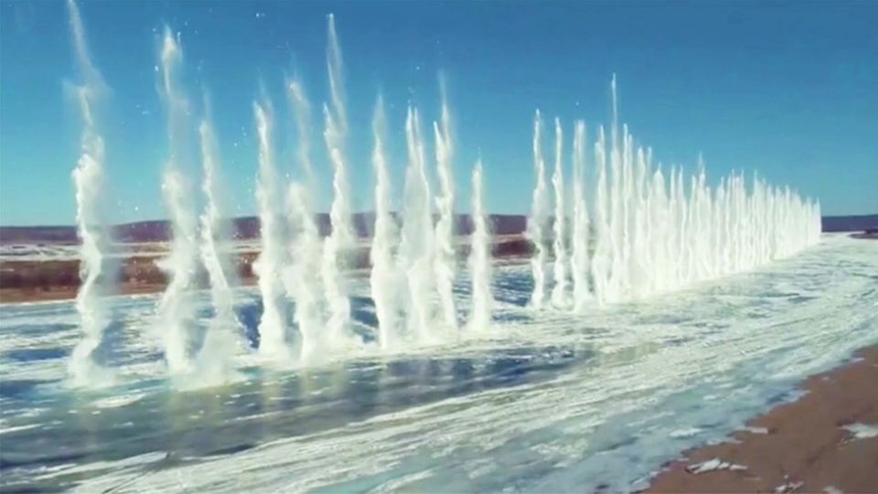 In China wird die Eisoberfläche eines Flusses gesprengt In China wird die Eisoberfläche eines Flusses gesprengt