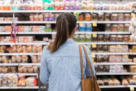 Frau vor Supermarktregal