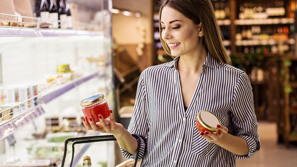 Gehen Sie niemals hungrig einkaufen  Das ist bestimmt jedem schon einmal passiert: Wer mit leeren Magen in den Supermarkt geht, kauft meist mehr ein, als er eigentlich geplant hat. Denn der Appetit kennt keine Grenzen beim Geld ausgeben. Stellen Sie also sicher, dass Sie vor dem Einkaufen etwas gegessen haben.