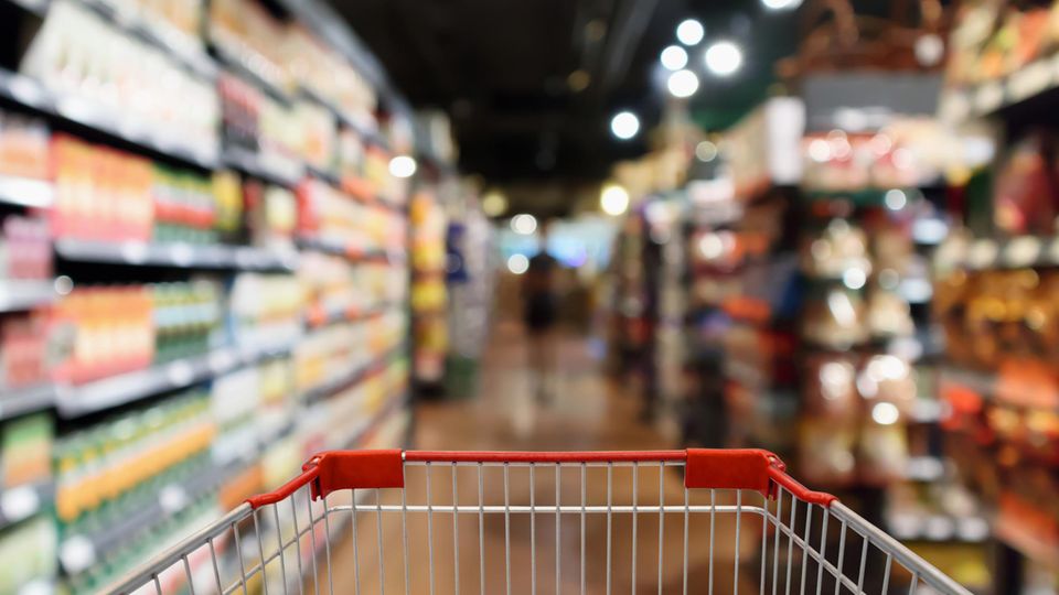 Halten Sie sich an Ihr Budget  Wer Geld sparen möchte, sollte vorher kalkulieren, wie viel Geld für Lebensmittel draufgehen kann. Ein festgelegtes Budget macht es Ihnen leichter, beim Einkauf auf die Preise zu schauen. Haben Sie beispielsweise ein Wochenbudget, dann machen Sie den größten Einkauf wie Grundnahrungsmittel bereits am Anfang der Woche. So wissen Sie genau wie viel noch übrig ist, um sich auch mal etwas gönnen zu können.