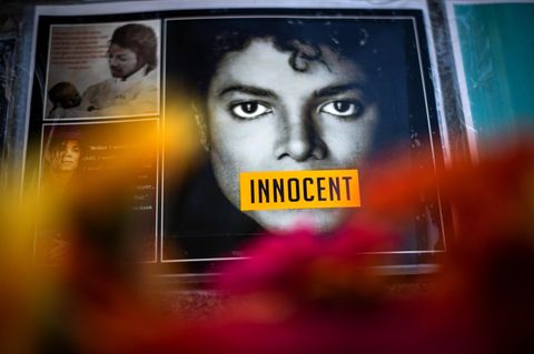 Ein Plakat von Michael Jackson. Auf seinem Mund steht "Innocent", unschuldig