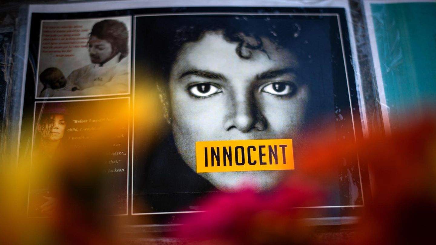 Ein Plakat von Michael Jackson. Auf seinem Mund steht "Innocent", unschuldig